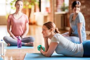 gruppe von frauen auf yogamatten