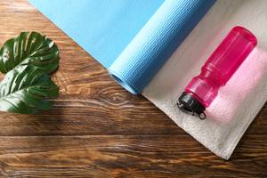 yoga-handtuch und matte